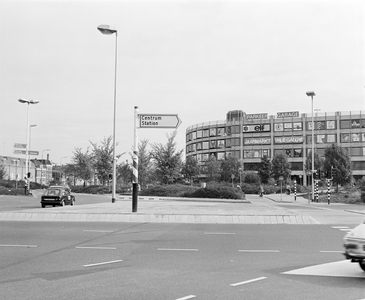 884425 Gezicht op het verkeersplein Paardenveld met centraal een paal met een ANWB-wegwijzer te Utrecht, met op de ...